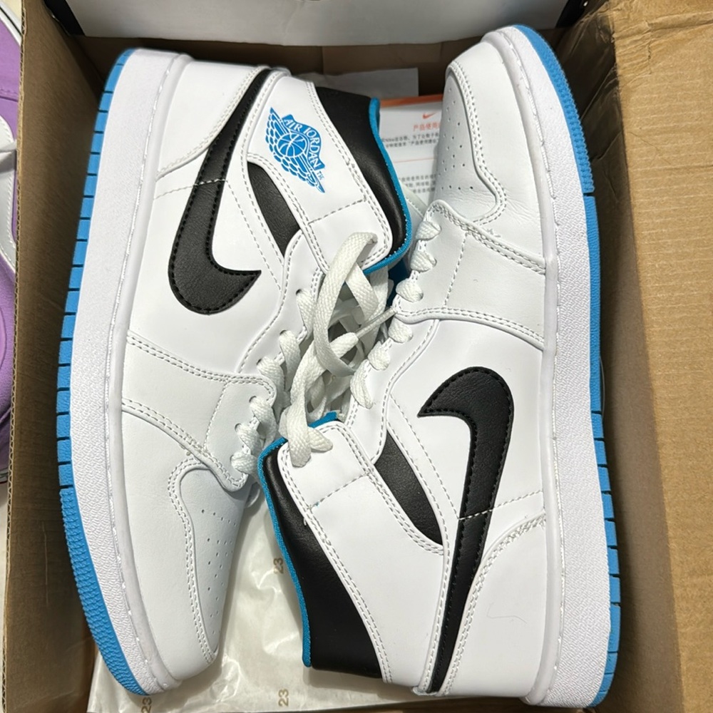 Air Jordan 1 Mid